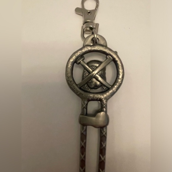 Disney World Parks Pirates of the Caribbean Skull Crossbones Skeleton Key Chain - Picture 4 of 5